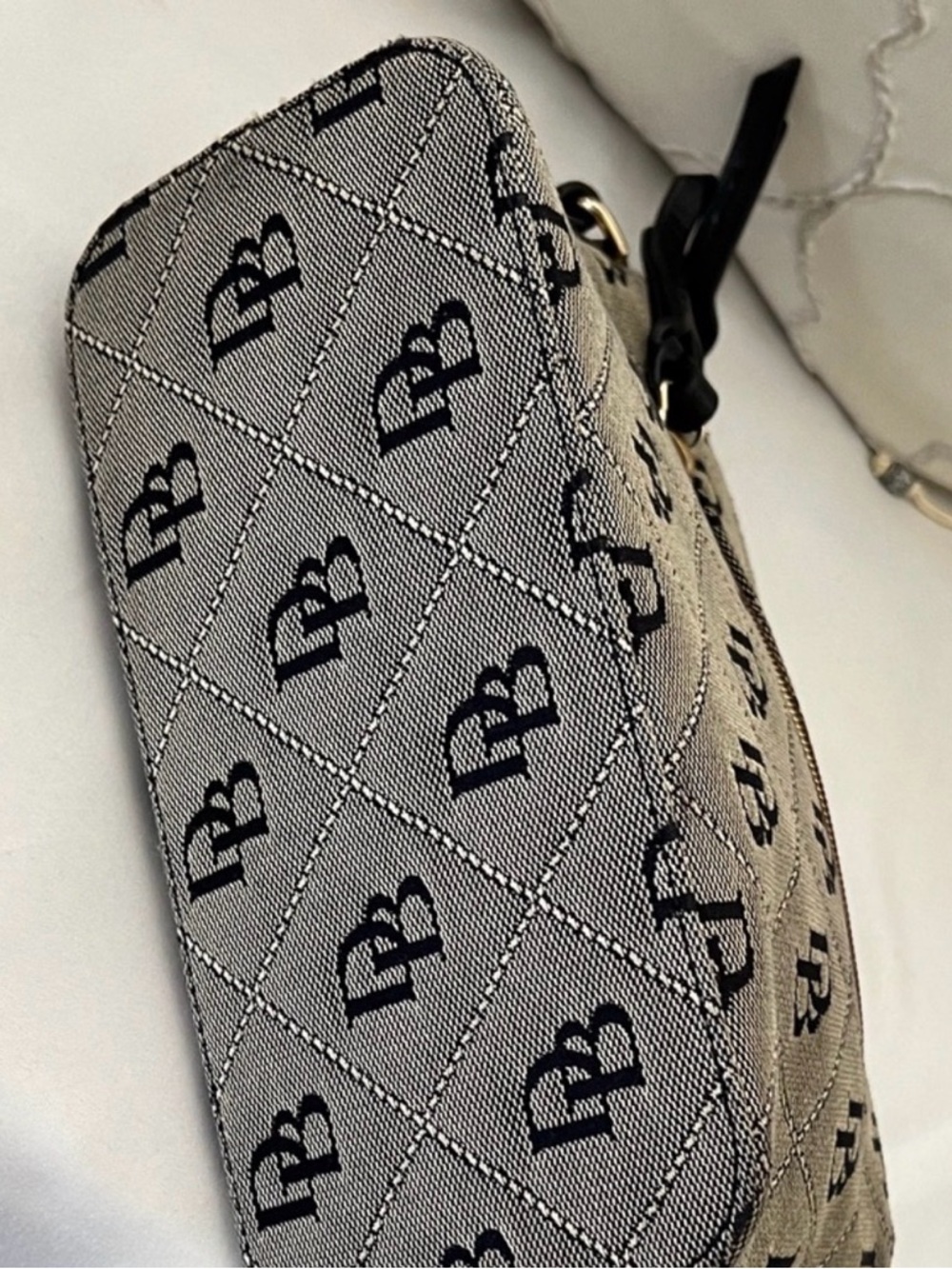 Dooney & Bourke EUC Gray Monogram Crossbody with Black Accents - Picture 4 of 8
